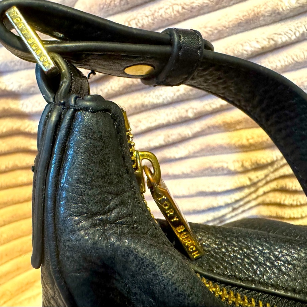 Tory Burch Amanda Shoulder Bag Black Pebbled Leather Gold Hardware Logo Rare - Picture 6 of 9